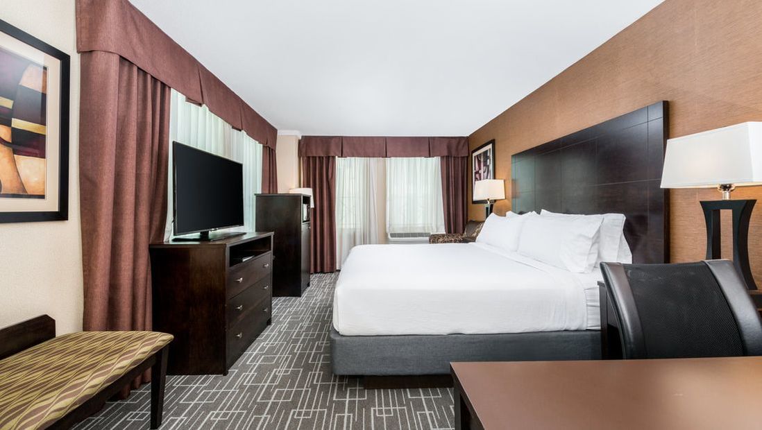 Holiday Inn Charlotte Center City King guestroom